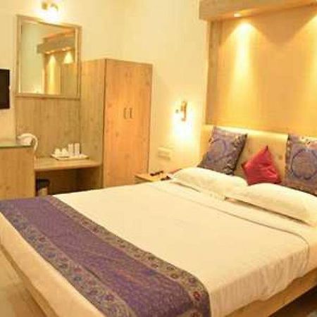 Rass Hotel Канпур Екстер'єр фото